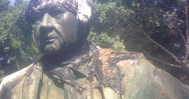 تمثال محمد كريم اليوم يحرق