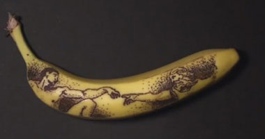 فيل هانسن حوَّل ثمرة الموز الناضجة إلى لوحات عضوية