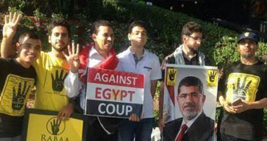 عبد الله عاصم في مظاهرة ضد الانقلاب العسكري بامريكا