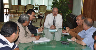 المحافظ خلال اجتماعه مع التنفيذيين 