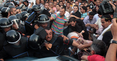 العشرات احتشدوا أمام قصر عابدين معلنين رفضهم للتوريث