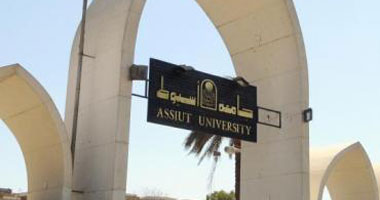   طلاب جامعة أسيوط يواصلون إجراءات التقدم للسكن بالمدينة الجامعية