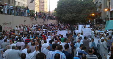 المتظاهرين فوق سور السفارة الأمريكية