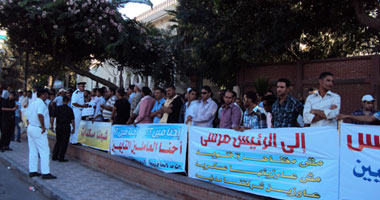 المستشار القانونى للرئيس يجتمع بعمال