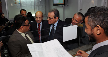 اللواء عادل نجيب النائب الأول لهيئة المجتمعات العمرانية الجديدة مع سكان المدينة لبحث مشاكلهم