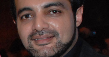 عمرو محمود ياسين صحفى وناشط سياسى فى "ويأتى النهار" Smal220102614217