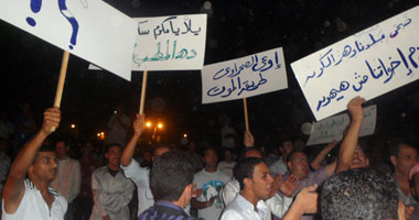 أهالى وادى النطرون يقطعون الطريق الصحراوى