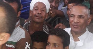 بالصور.. أهالى قرية شطورة بسوهاج يحيطون بأحمد موسى فى عزاء والده