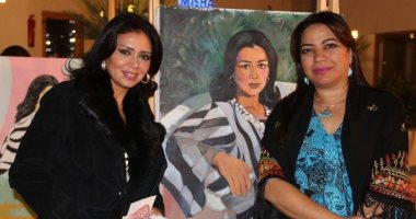 بالصور.. رانيا يوسف تشارك فى ورشة "رسم الموديل" فى كرنفال بشرم الشيخ