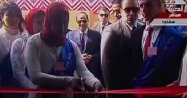 الرئيس السيسى يقدم الشباب لـ قص شريط افتتاح أعمال تطوير ميناء سفاجا