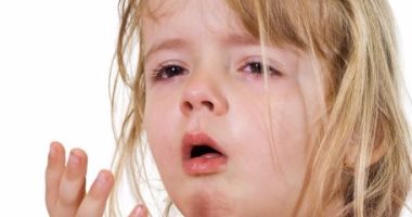 الكحة بوابة عدد من الأمراض عند الأطفال.. تعرف على الأعراض والمضاعفات  