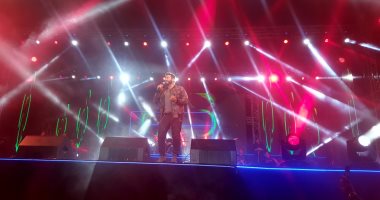 تامر حسنى يبدأ حفله فى "شرم الشيخ" بأغنية "عمرى ابتدا"