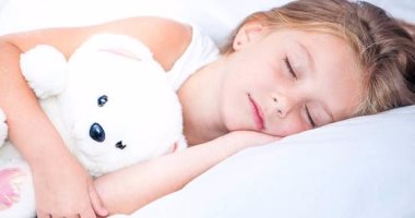 دراسة: نوم الأطفال مع لعبهم المفضلة يساعدهم على تحسين مهارات القراءة