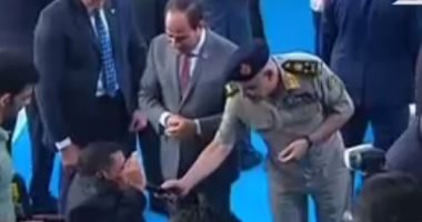 معاق يؤدى التحية العسكرية للسيسى.. ويخاطبه: "عمرنا ما هنتخلى عنك يا ريس"