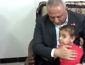 بالفيديو .. طفلة يتيمة تلقى بنفسها فى حضن محافظ الشرقية