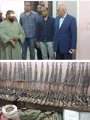 مدير الأمن والمتهم وبجواره الأسلحة المضبوطة مدير الأمن والمتهم وبجواره الأسلحة المضبوطة