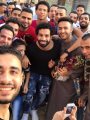 محمد صلاح مع أهالي القرية محمد صلاح مع أهالي القرية