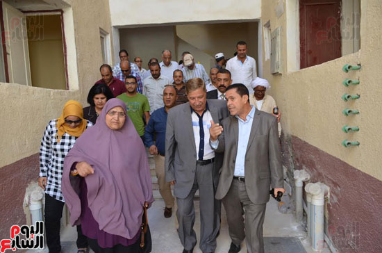بالصور محافظ الإسماعيلية يتفقد مشروع الإسكان الاجتماعى بقرية المنايف اليوم السابع