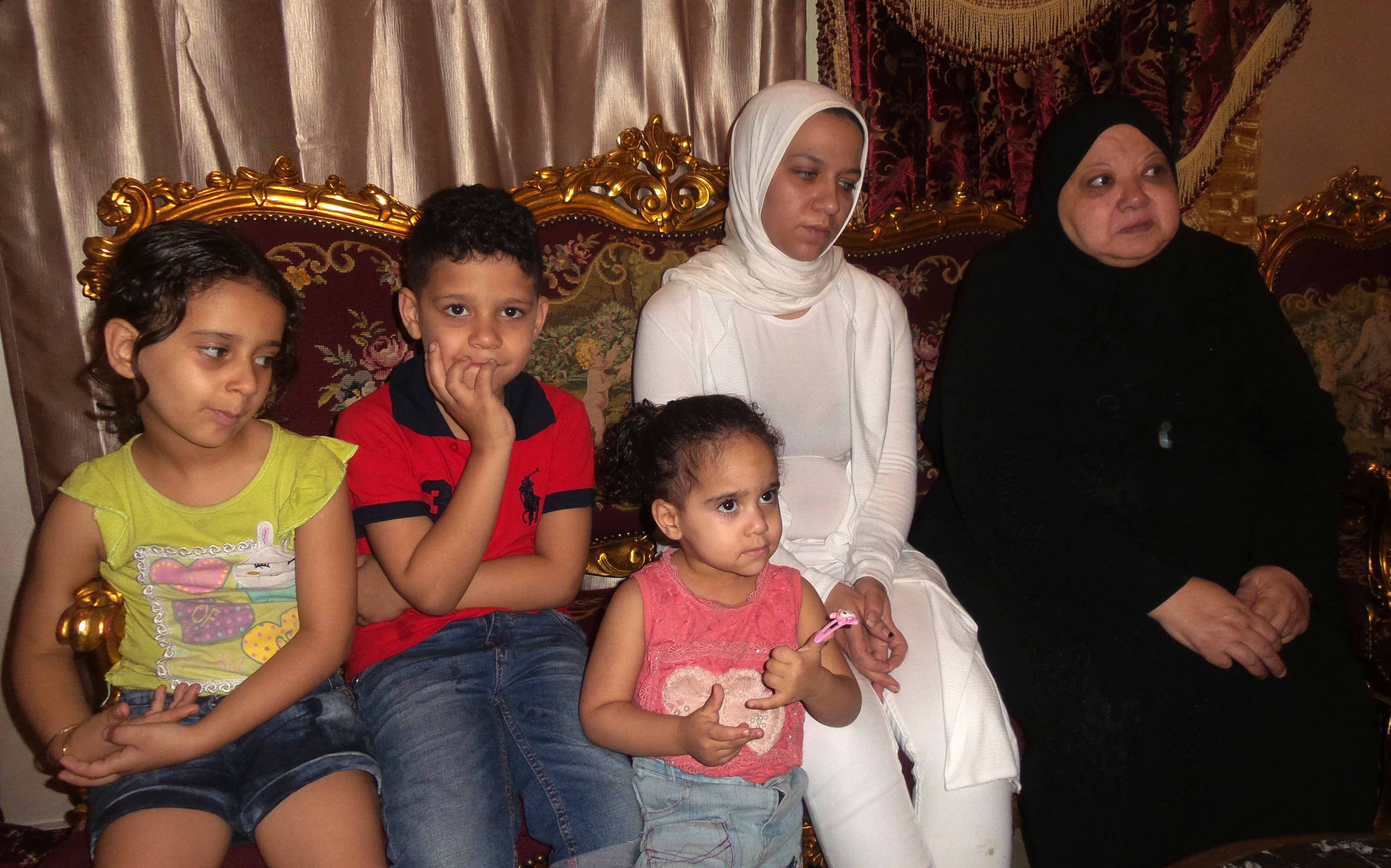 زوجة الشهيد محمد الحسينى وأولاده الثلاثة