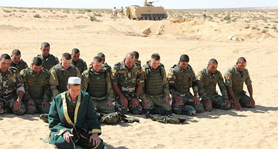 -جندى روسى يؤم أفرادا من قوات المظلات المصرية بالصحراء قبل التدريبات