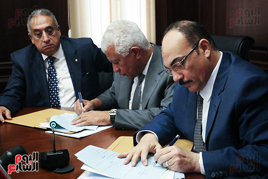 لحظة توقيع برتوكول تعاون بين  محافظة الإسكندرية و رئيس مجلس إدارة  شركة إليكس ويست 
