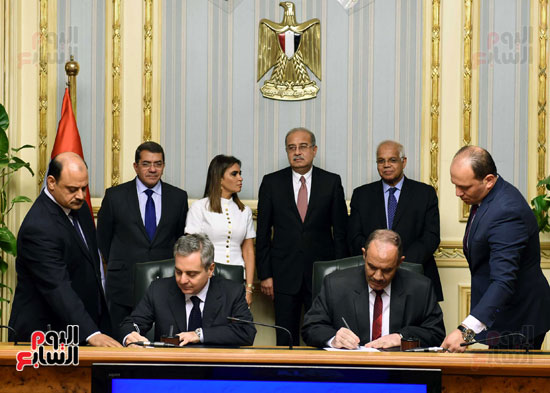  توقيع 3 اتفاقيات بين التعاون الدولى وبنك أوروبى (8)