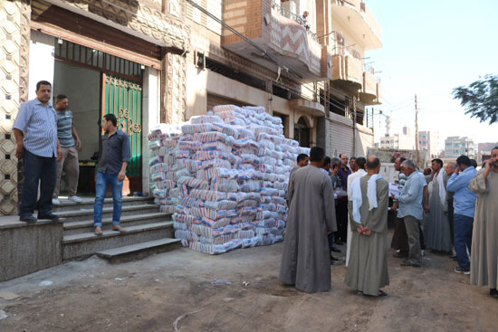 المواطنين اثناء توزيع السكر المدعم بالفيوم