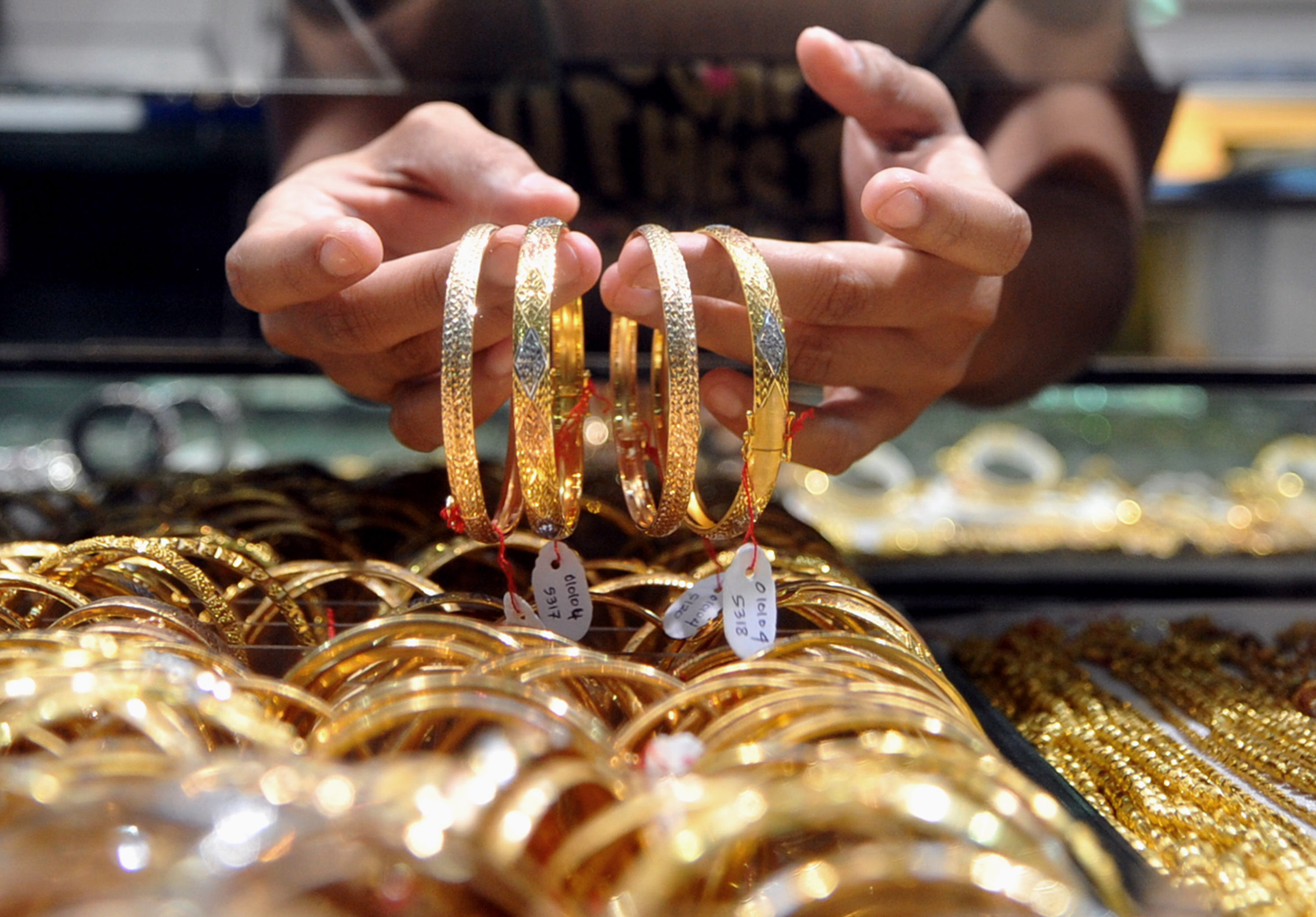 Что будет золотом сегодня. Фейковая золото. Фото на аватарку золото. Дубайское золото бижутерия фото. Фунт золота панель.