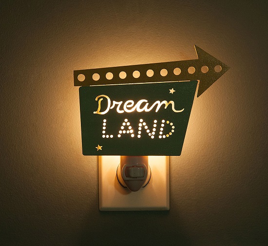 مصباح يحمل عبارة "مدينة الأحلام" ويشير إليها
