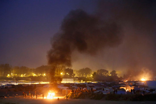 النيران تشتعل فى مخيم "كاليه" الفرنسى أثناء إخلائه من اللاجئين