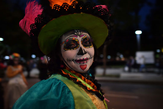  امرأة تشارك فى الاحتفال بيوم الموتى فى المكسيك
