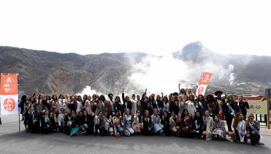 70 امرأة من المتسابقات في مسابقة ملكة جمال العالم  أثناء زيارة لمنطقة بركانية فى اليابان