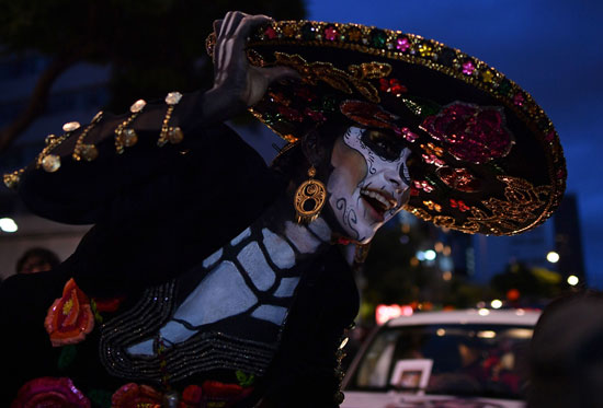  امرأة تشارك فى الاحتفال بيوم الموتى فى المكسيك