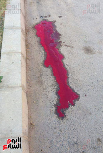آثار دماء الشهيد أمام منزله بمدينة العبور