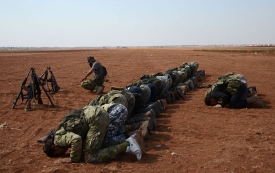 مجموعة مسلحة من الجيش السورى الحر تصلى قبل قتال داعش