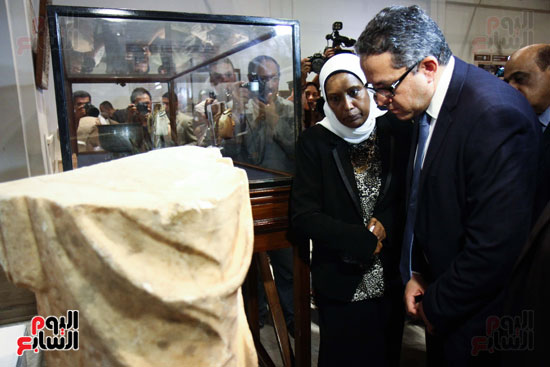 خالد العنانى يفتتح معرض المضبوطات الأثرية بالمتحف المصرى (14)