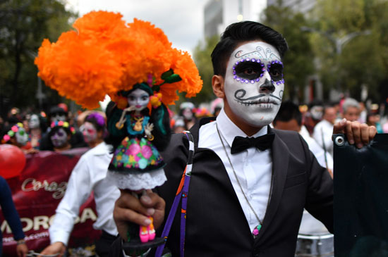  شخص يحتفل بيوم الموتى فى المكسيك