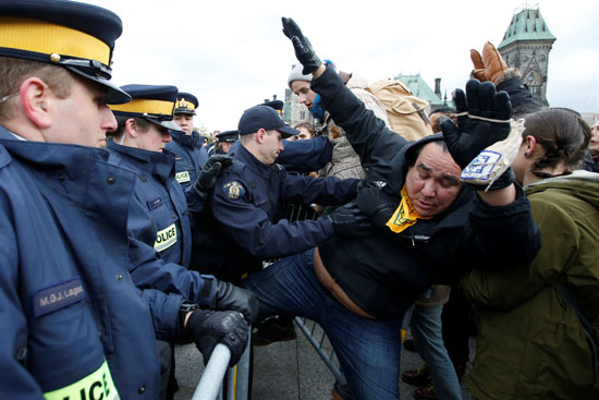 الشرطة الكندية تشتبك مع محتجين على مد خطوط أنابيب غاز فى "أوتاوا"
