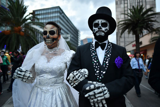  عريس وعروسته يحتفلان بيوم الموتى فى المكسيك