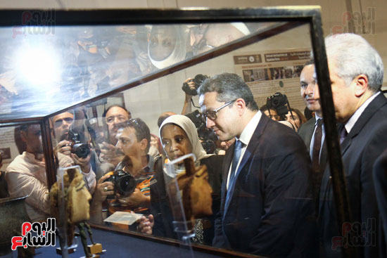 خالد العنانى يفتتح معرض المضبوطات الأثرية بالمتحف المصرى (15)