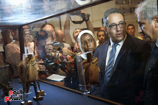 خالد العنانى يفتتح معرض المضبوطات الأثرية بالمتحف المصرى (17)
