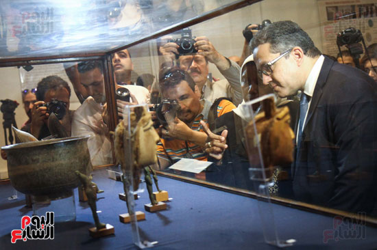 خالد العنانى يفتتح معرض المضبوطات الأثرية بالمتحف المصرى (16)