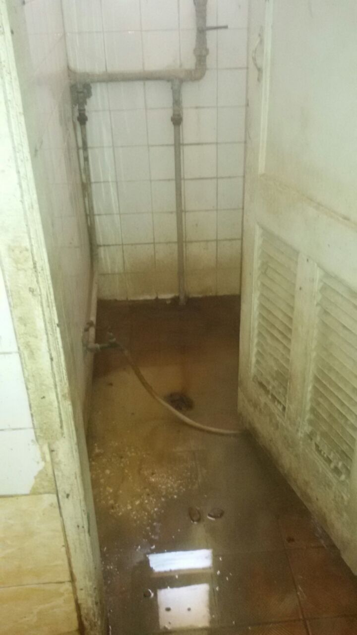 القاذورات علي سطح مياه الحمام