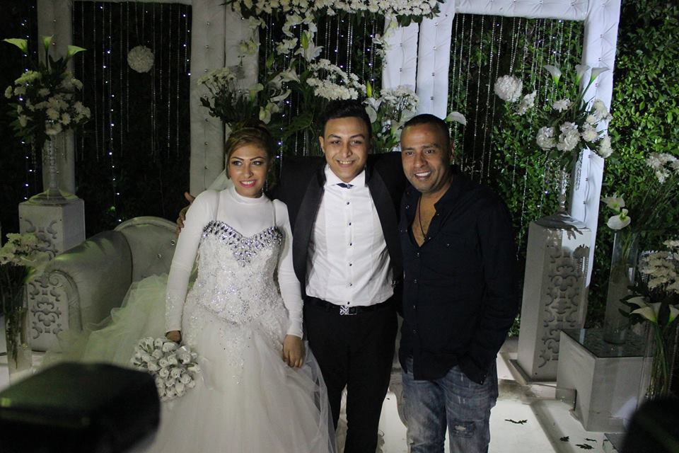 محمود عبد المغنى مع العروسين