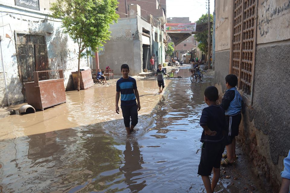 انفجار خط المياه العمومى بمنطقة القيسارية بأسيوط