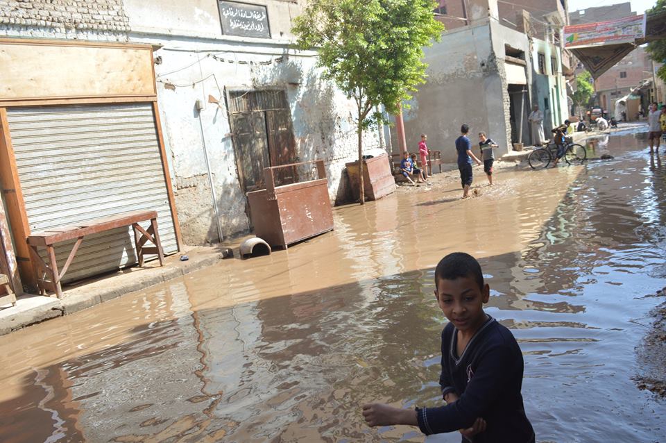 غرق المنازل والشوارع بعد انفجار ماسورة المياه