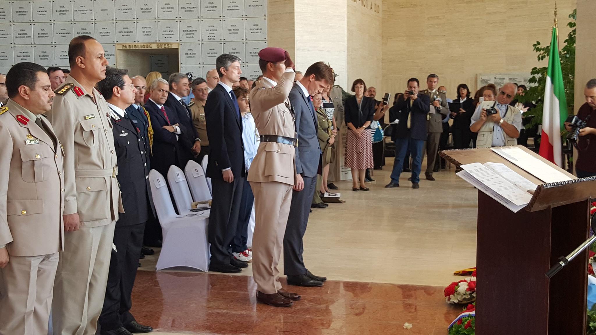 السفير البريطاني ونائب الملحق العسكري يضعان اكليلا من الورد بمقر المقبرة الايطالية