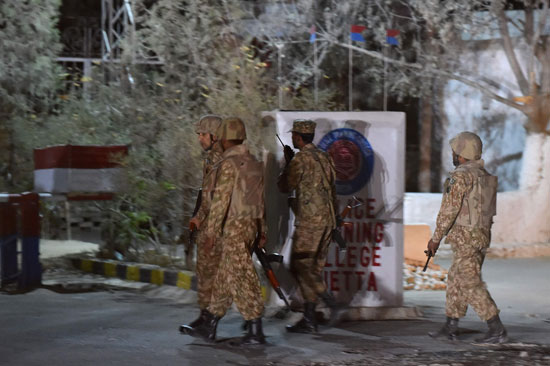 قوات من الجيش الباكستانى تصل لتأمين مركز للشرطة بعد التفجيرات