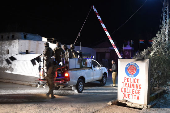 قوات من الجيش الباكستانى تصل لتأمين مركز للشرطة بعد التفجيرات 