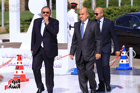يحيى راشد وزير السياحة يصل قاعة المؤتمرات بشرم الشيخ